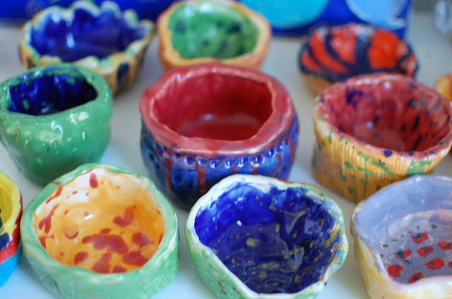 Pinch Pots from http://sunnysidearthouse.blogspot.com/2013/08/colourful-pinch-pots-and-pinch-pot.html